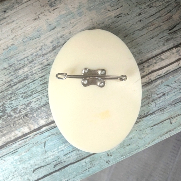 Vintage "Scrimshaw" Cream and Brown Cameo Brooch - Picture 5 of 6